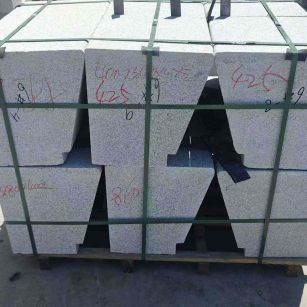 池州 芝麻白异形坐凳，石凳