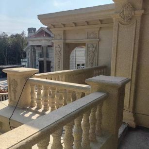 池州 黄金麻别墅外墙干挂雕花配合阳台栏杆花瓶柱