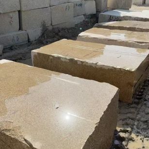 池州 黄金麻方料堆场洗料分选中，原材料充足