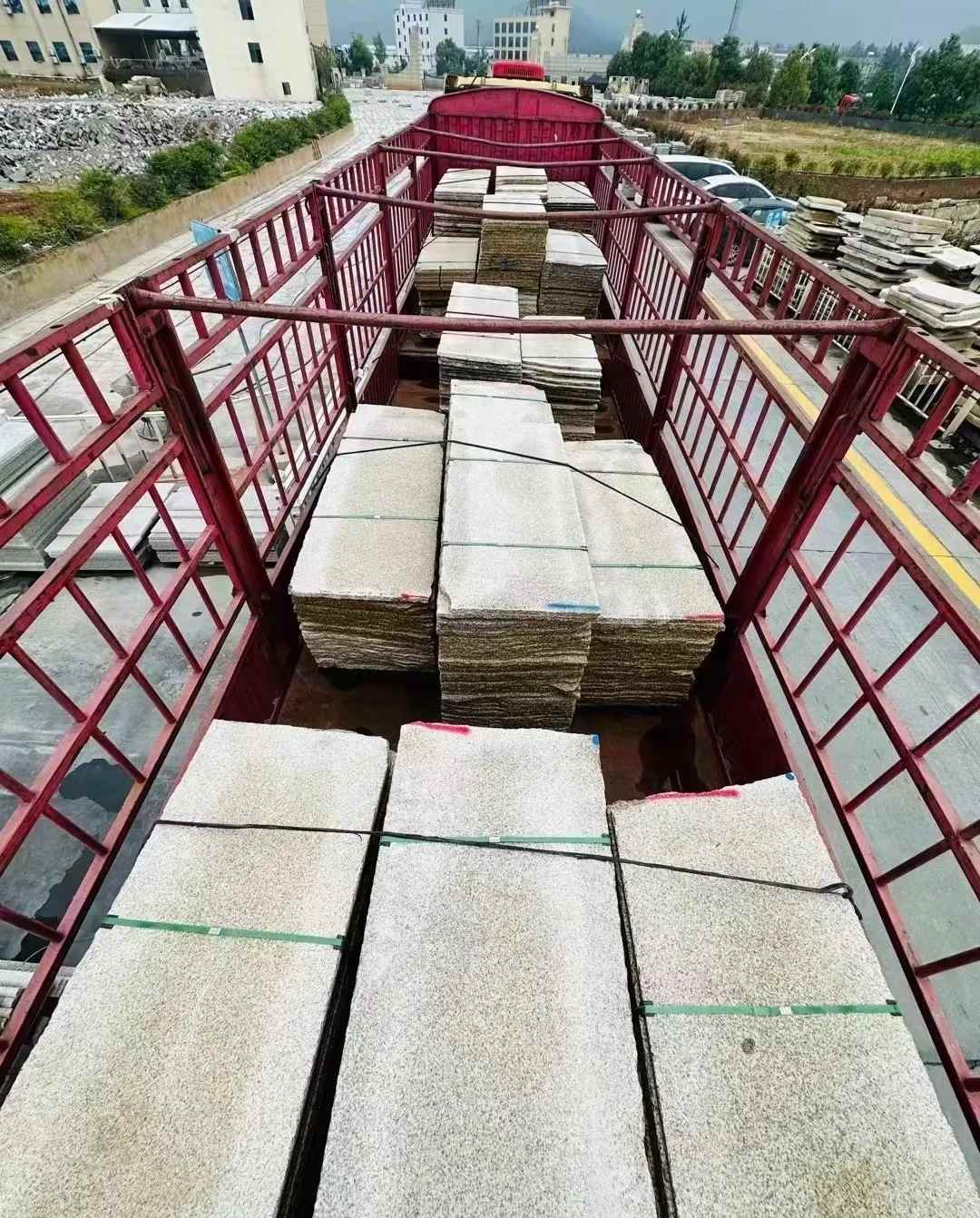 池州 黄金麻花岗岩荔枝面，光面毛板装车完成