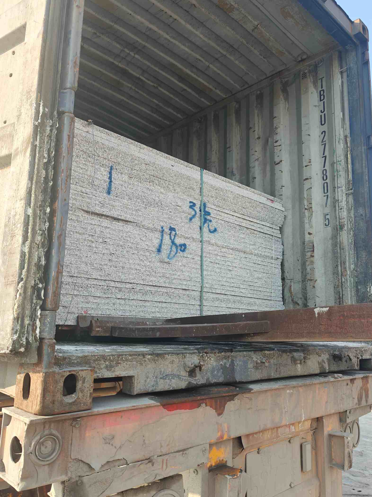 池州 芝麻白花岗岩石材3.0公分光面毛板装柜出货