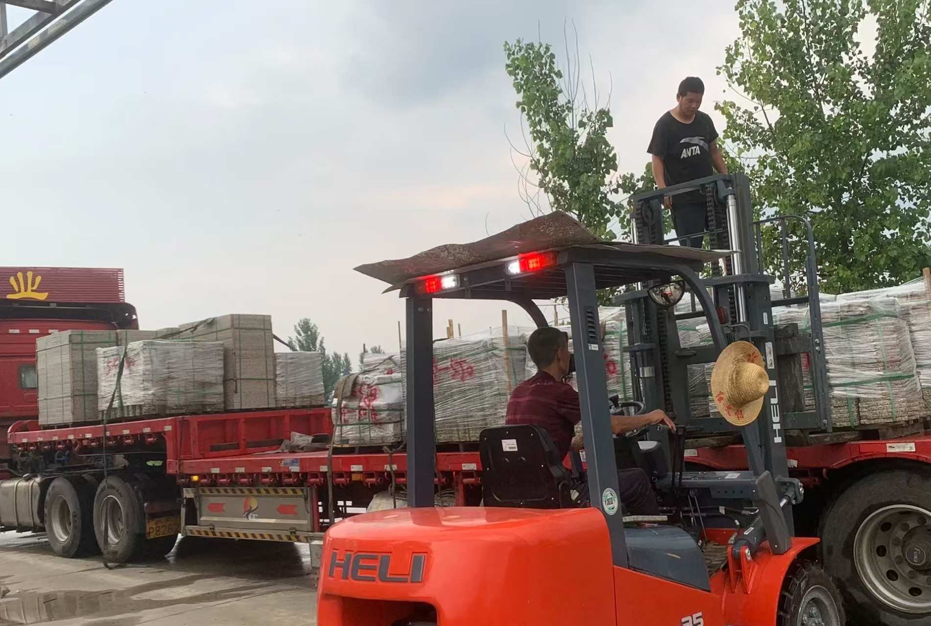 池州 黄金麻冰裂纹，地铺石装车