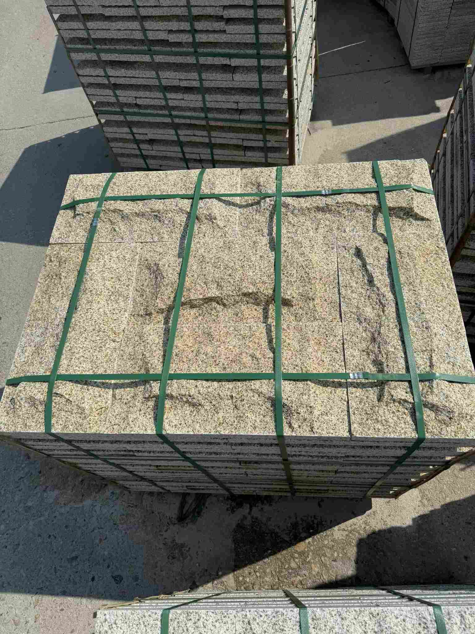 池州 黄金麻花岗岩石材自然面蘑菇石成品