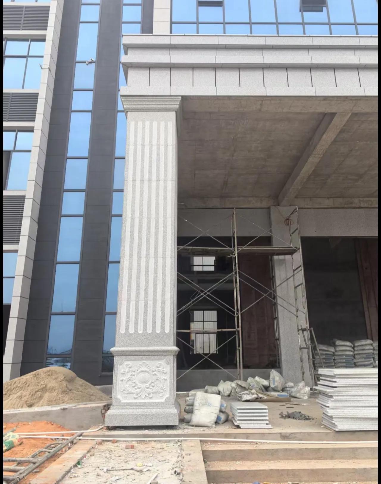 池州 芝麻白光面花岗岩门楼大柱（罗马柱）配雕花底座