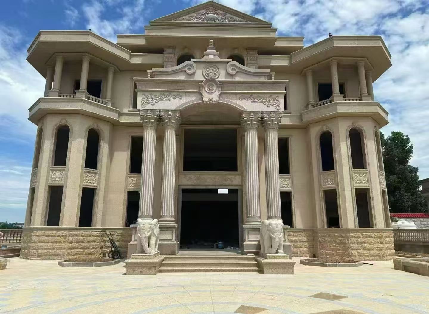 池州 黄金麻别墅外墙干挂，大柱，大象，蘑菇石，雕花板