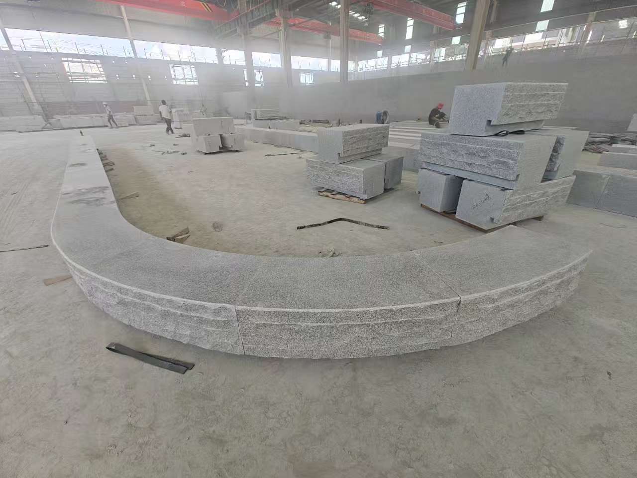 池州 芝麻白异形坐凳，自然面光面弧形加工