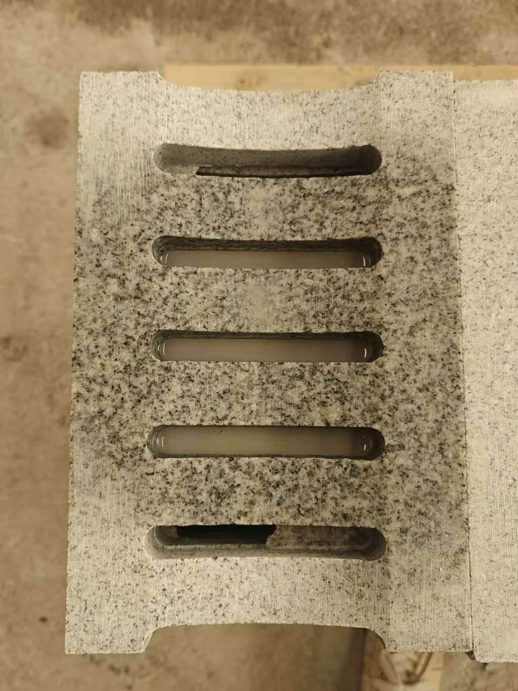 池州 芝麻白拉丝面花岗岩U型开槽排水槽