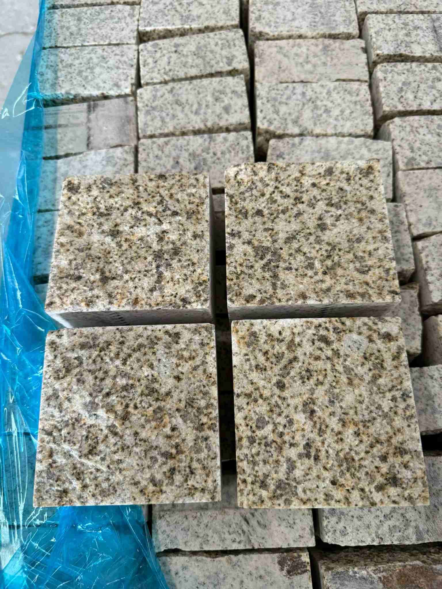 池州 黄金麻花岗岩自然面小方块，弹石，马蹄石等