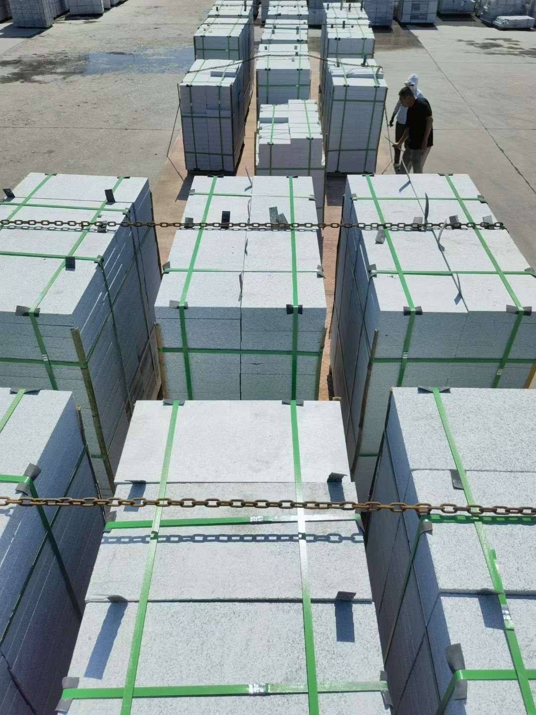 池州 芝麻白花岗岩5公分地铺石 花岗岩厂家工厂装车日常