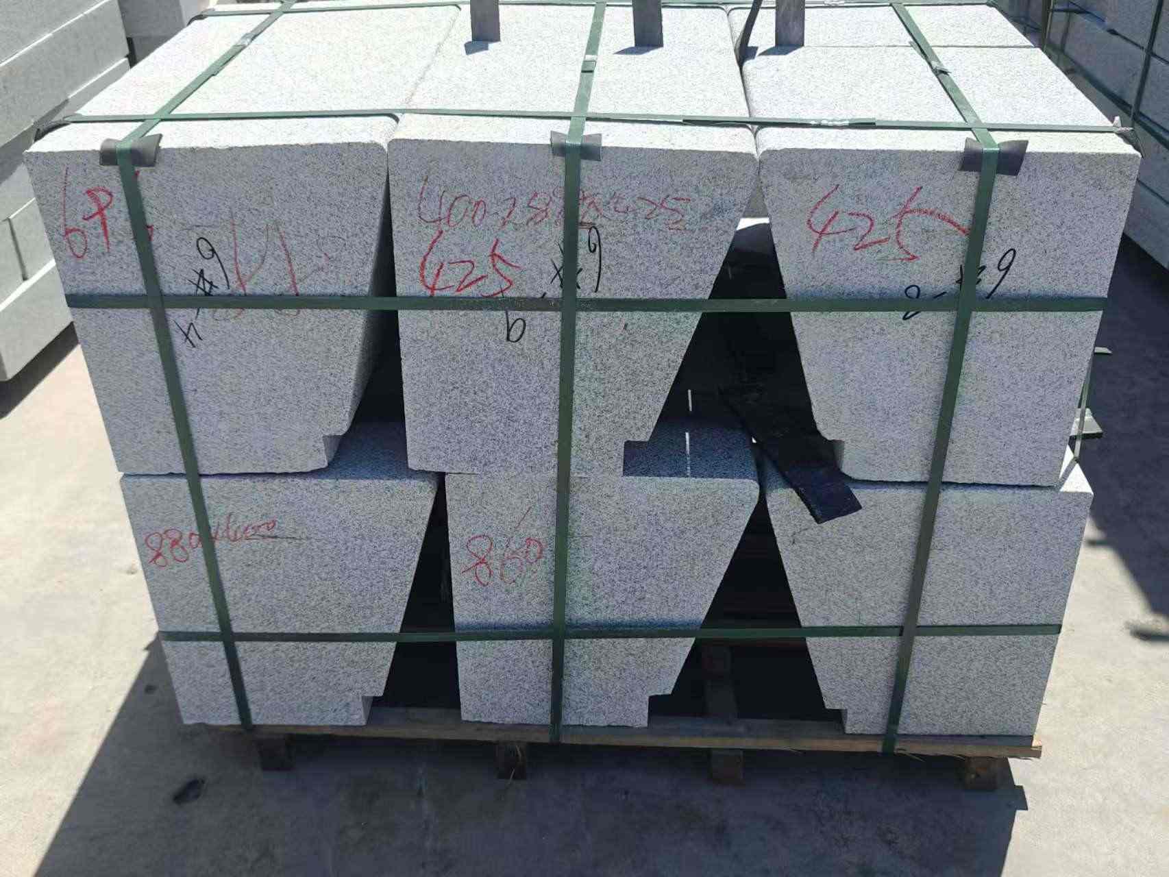 池州 芝麻白异形坐凳，石凳