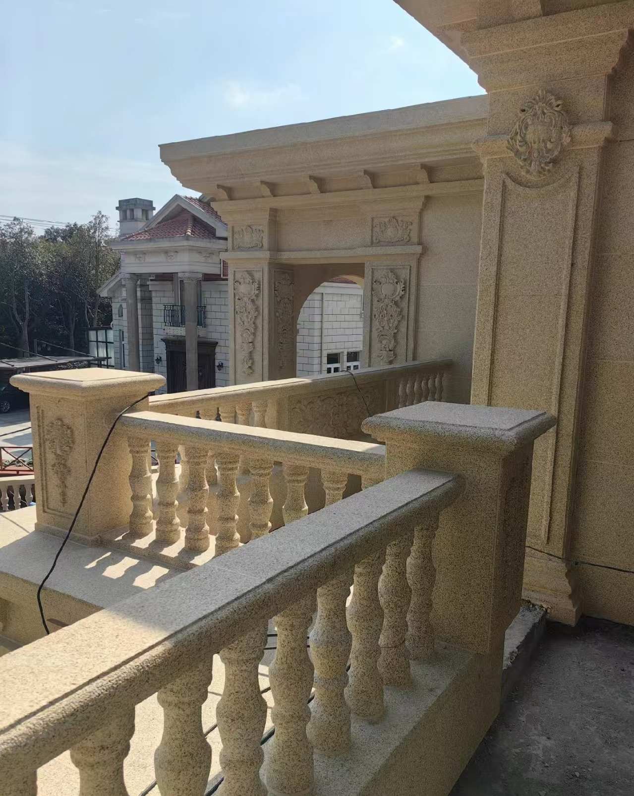 池州 黄金麻别墅外墙干挂雕花配合阳台栏杆花瓶柱