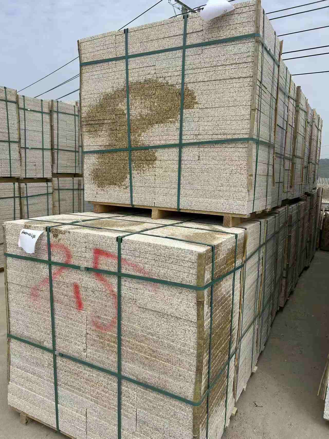 池州 黄金麻花岗岩石材荔枝面地铺石2.5*300*600