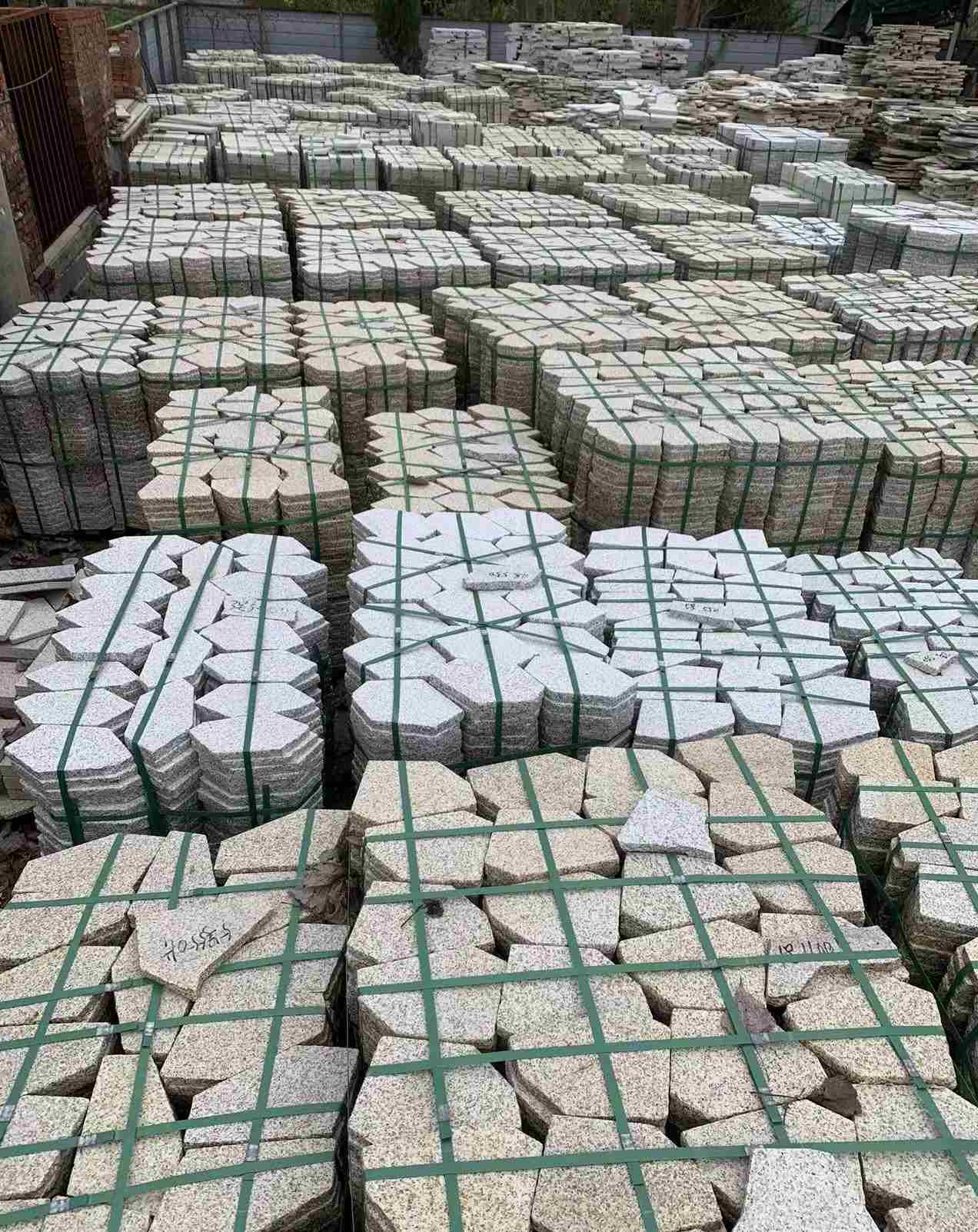 池州 黄金麻白麻花岗岩荔枝面地铺石(冰裂纹)