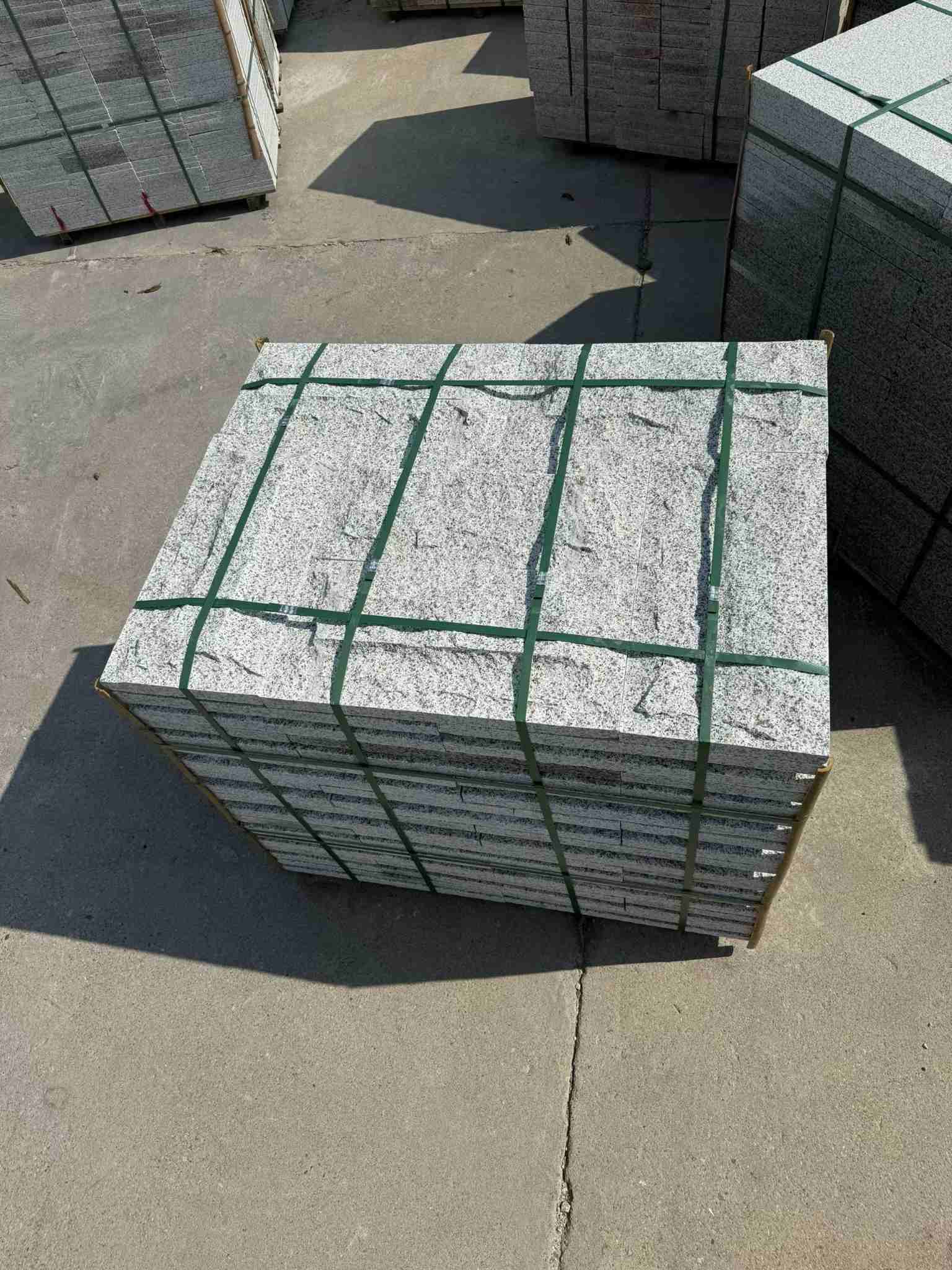 池州 白麻花岗岩石材自然面蘑菇石成品