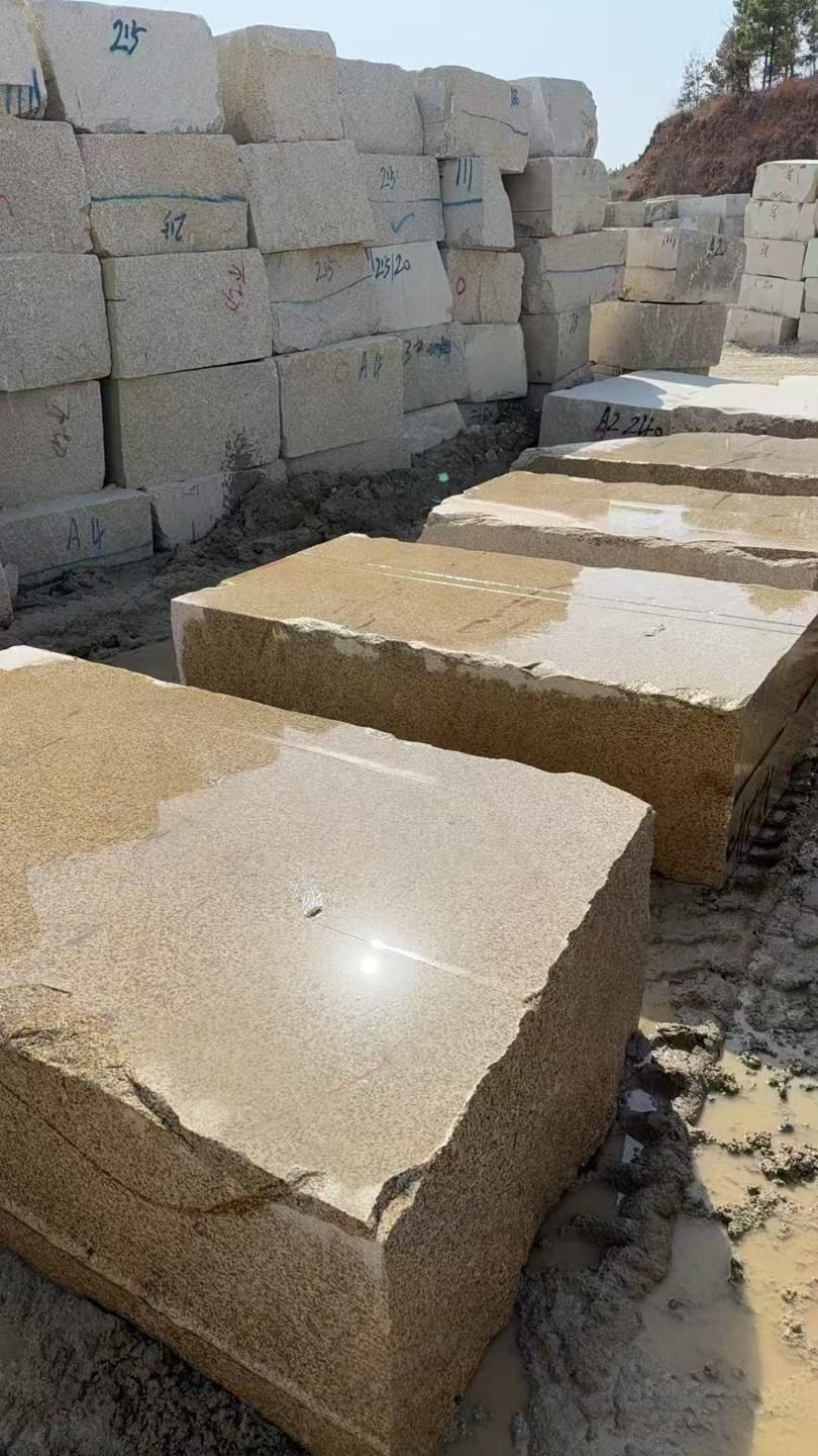 池州 黄金麻方料堆场洗料分选中，原材料充足