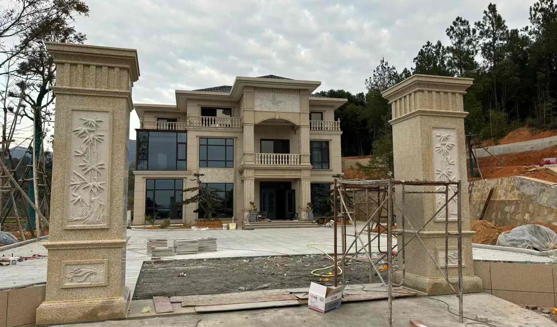 池州 黄金麻花岗岩别墅雕花外墙干挂配上门口雕花罗马柱