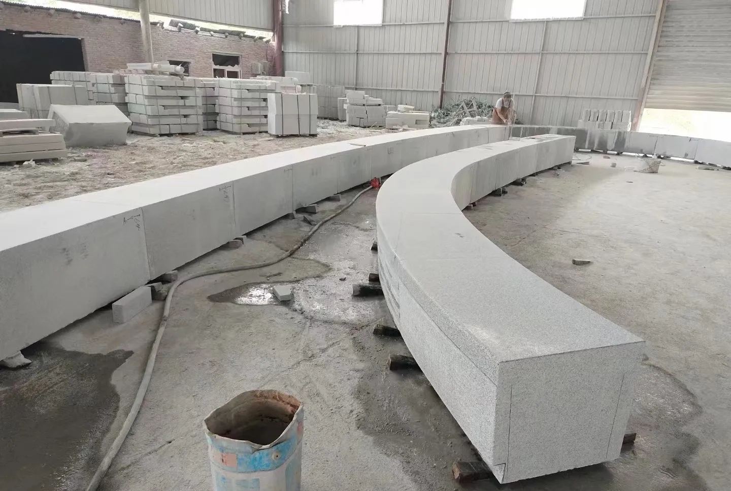 池州芝麻白花岗岩石板材 园林光面弧形坐凳